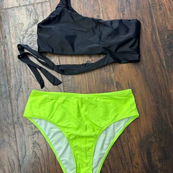 Black One-Shoulder Bikini Top and Neon Green High-Wais Bottoms <<<154>>> - Picture 4 of 5